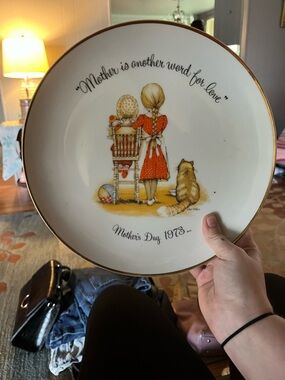 Mother's Day Decorative Plate - White and Gold Vintage Illustration